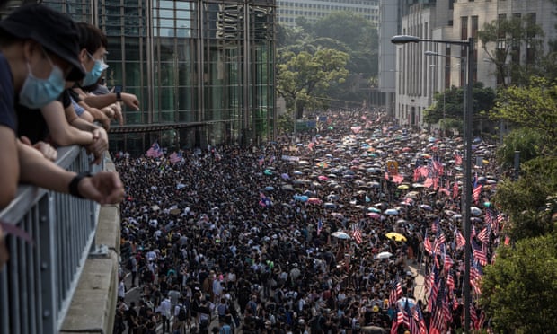 Người Hong Kong biểu tình trước lãnh sự quán Mỹ.