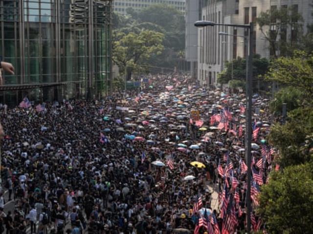 Thế giới - Người biểu tình Hong Kong kéo đến lãnh sự quán Mỹ, TQ cảnh báo “rắn”