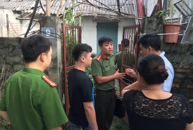 Công an khám nơi ở của đối tượng Nguyễn Khắc Tuấn, nguyên là chuyên viên phòng Khảo thí và quản lý chất lượng, Sở GD&amp;ĐT Hòa Bình. Ảnh: PV