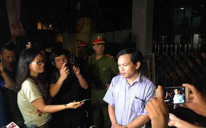 Cục trưởng Cục Quản lý chất lượng, Bộ GD&ĐT trao đổi với báo chí giữa đêm khi những tiêu cực tại Sơn La bắt đầu lộ diện vào tháng 7/2018.