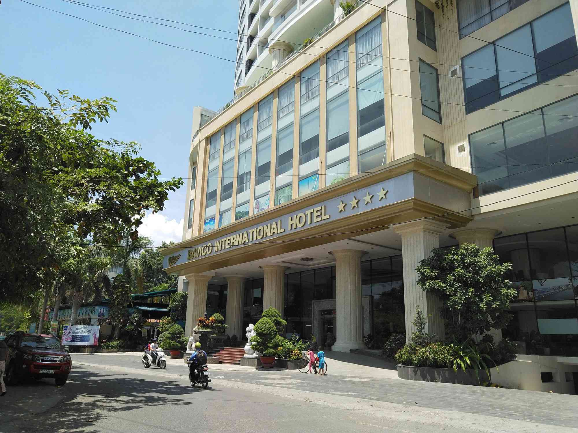 Khách sạn Bavico Nha Trang dù đã bị Tổng cục Du lịch thu hồi hạng 4 sao nhưng vẫn để biển 4 sao