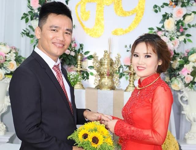 Chú rể Hùng và cô dâu Hoài hạnh phúc trong ngày cưới