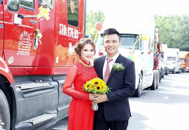Đoàn xe do chú rể Trần Thế Hùng lên ý tưởng để rước cô dâu Hoài về nhà