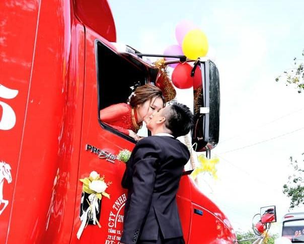 Hình ảnh chú rể hôn cô dâu đang ngồi trên container gây ấn tượng