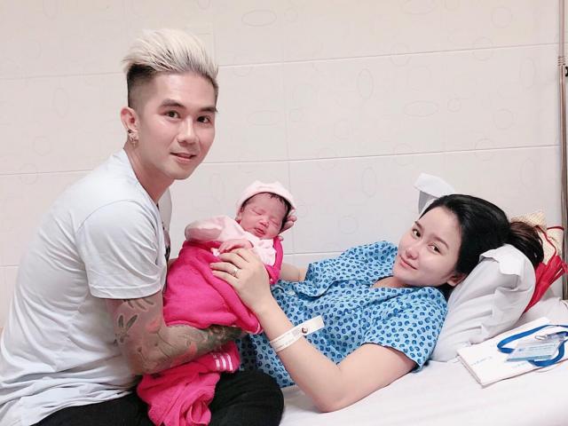 Đời sống Showbiz - Sau ồn ào chia tay Lương Bích Hữu, Khánh Đơn khoe bà xã kém 8 tuổi vừa sinh con gái