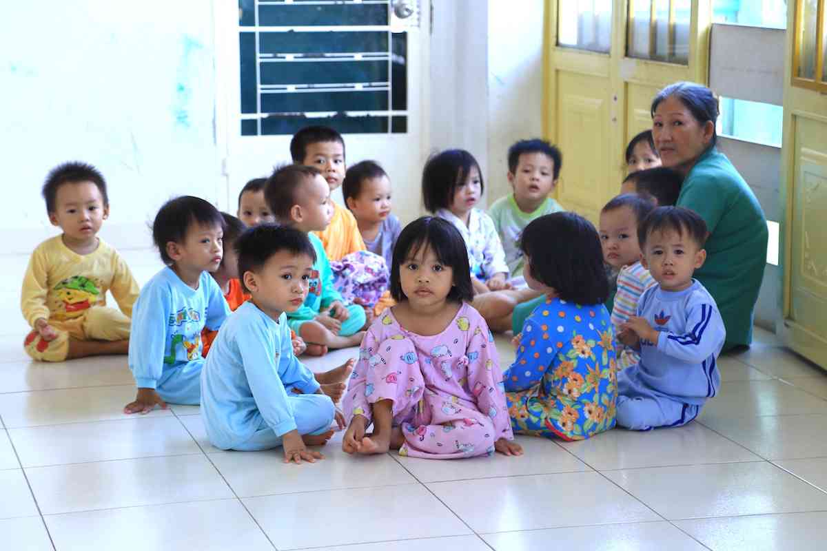 Những đứa trẻ bị bố mẹ bỏ rơi hoặc có hoàn cảnh khó khăn được vợ chồng ông Hiệp đưa về cơ sở bảo trợ nuôi dưỡng. Ảnh: V.D