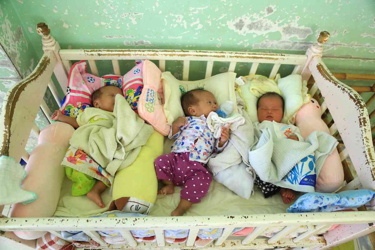 Tại cơ sở bảo trợ trẻ em Thiên Thần, có 88 trẻ bị bố mẹ bỏ rơi được ông Hiệp nhận về nuôi dưỡng, có nhiều bé sơ sinh. Ảnh: V.D