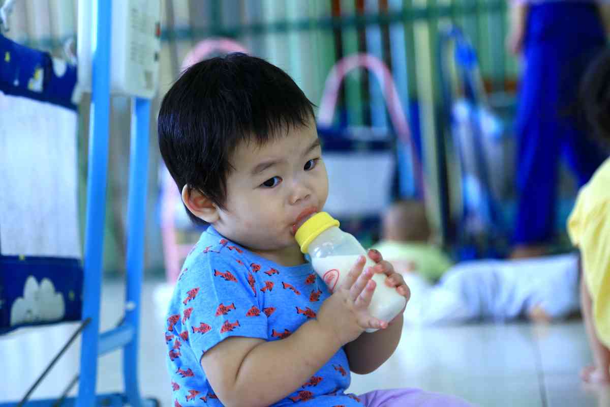 Trừ những bé sơ sinh, còn lại các bé từ 1 tuổi trở lên tại cơ sở đã biết tự cầm bình sữa bú và xúc cơm ăn khi đến bữa. Ảnh: V.D