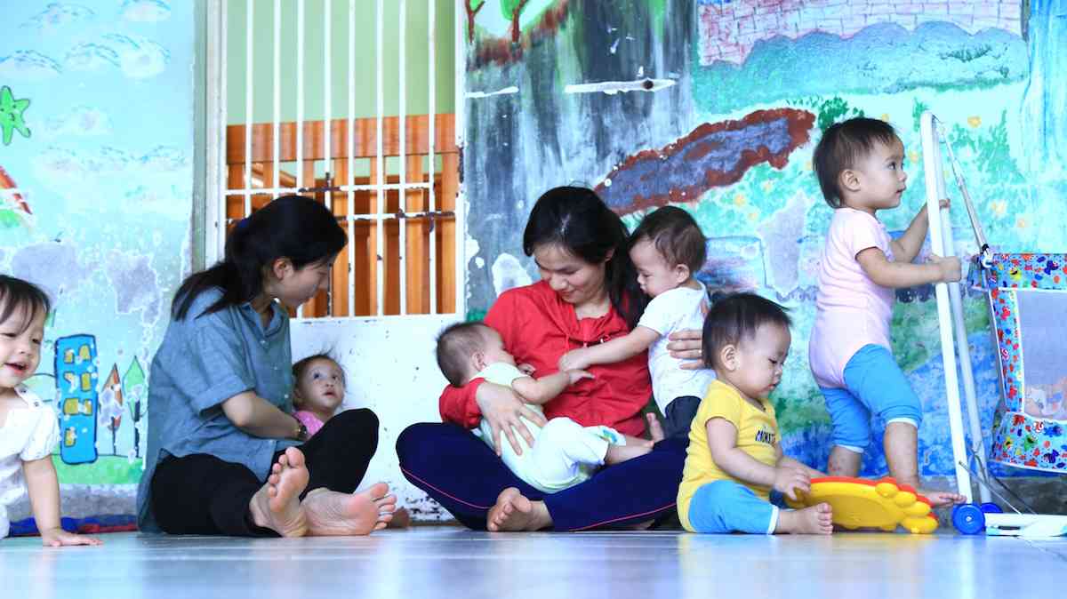 Ông Hiệp luôn cố gắng rèn các bé có cách đối xử với nhau thật tốt thật đẹp để khi lớn lên, có cuộc sống mới, chúng sẽ là bạn bè, anh em thương yêu nhau. Ảnh: V.D