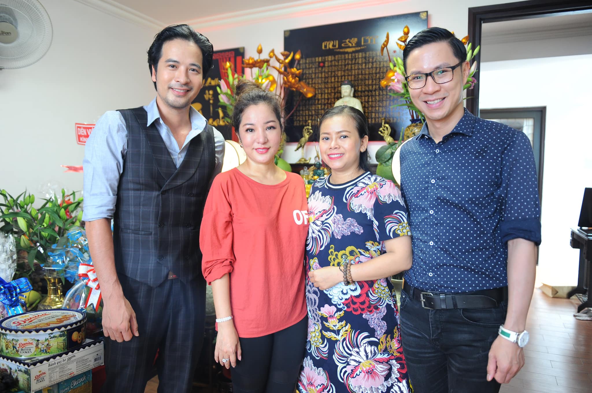 Những nghệ sĩ đến dâng hương tại bàn
thờ Tổ ở nhà Thúy Nga gồm Minh Nhí, MC Thanh Bạch, vợ chồng Long
Đẹp Trai, Quốc Thuận, Đoàn Thanh Tài, MC Anh Quân... 