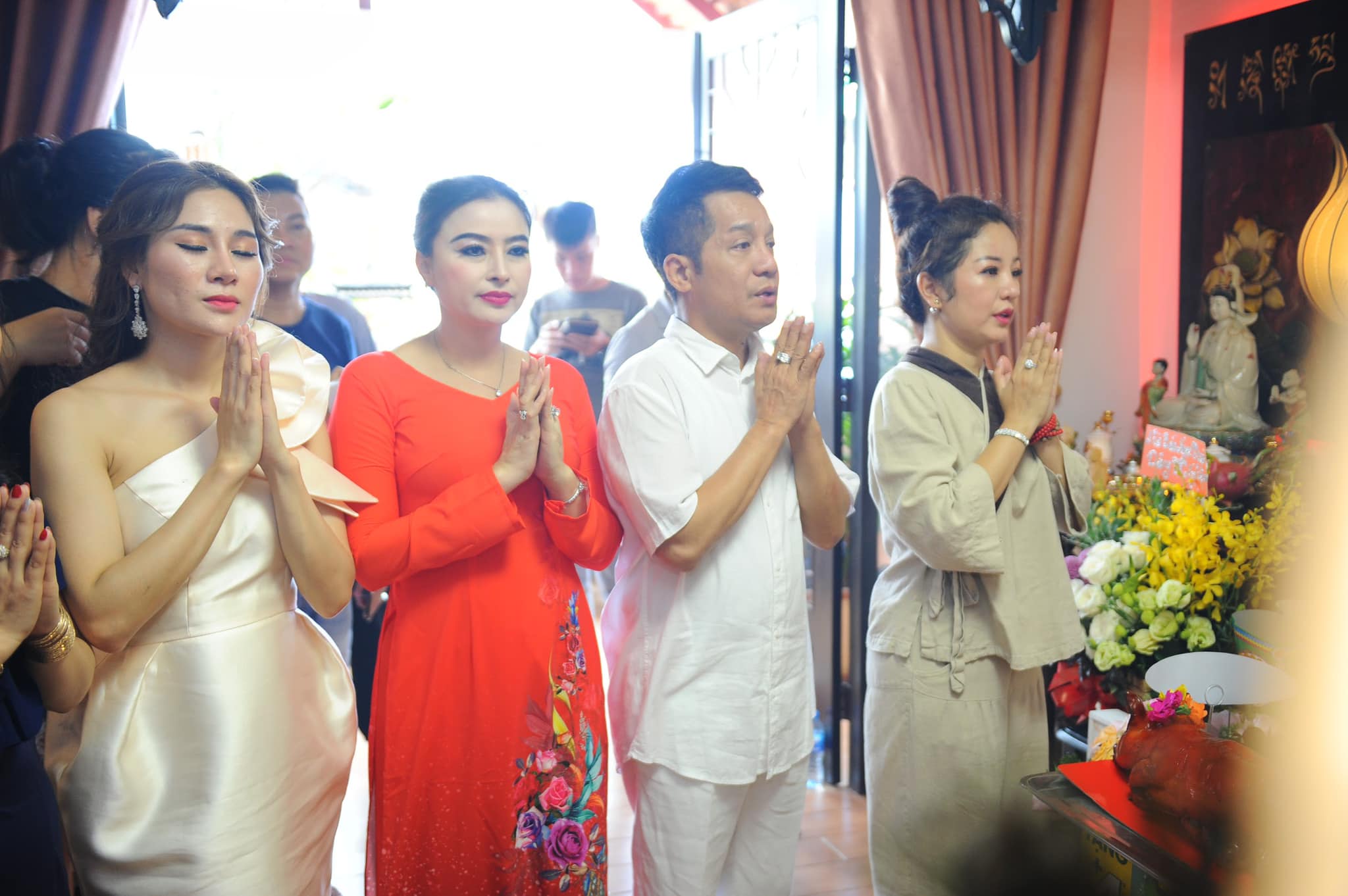 Các nghệ sỹ dâng hướng
cúng Tổ nghề