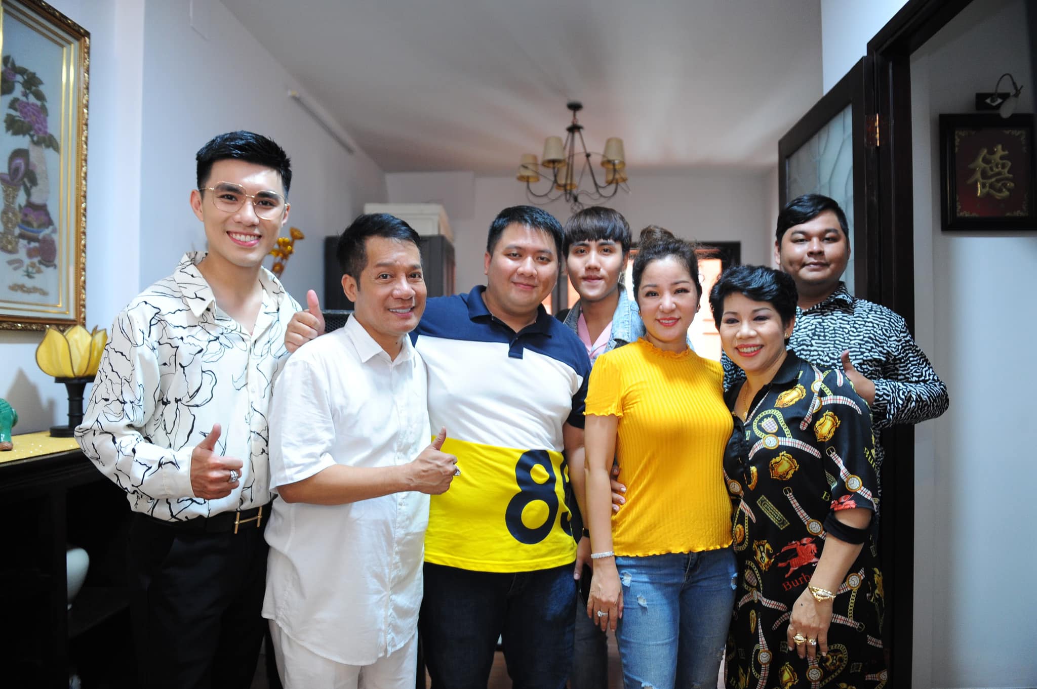 Buổi lễ diễn ra cả
ngày nên Thúy Nga bận rộn tiếp đón rất đông bạn bè đồng nghiệp
nhiều thế hệ