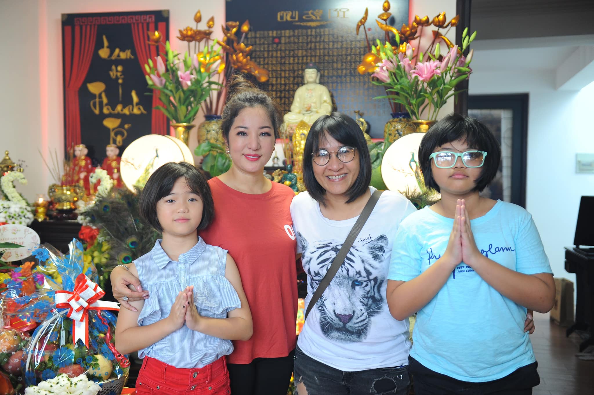 Con gái Nguyệt Cát phụ
giúp mẹ dọn dẹp trang trí nhà cửa, bàn thờ Tổ nghiệp...và đón
khách