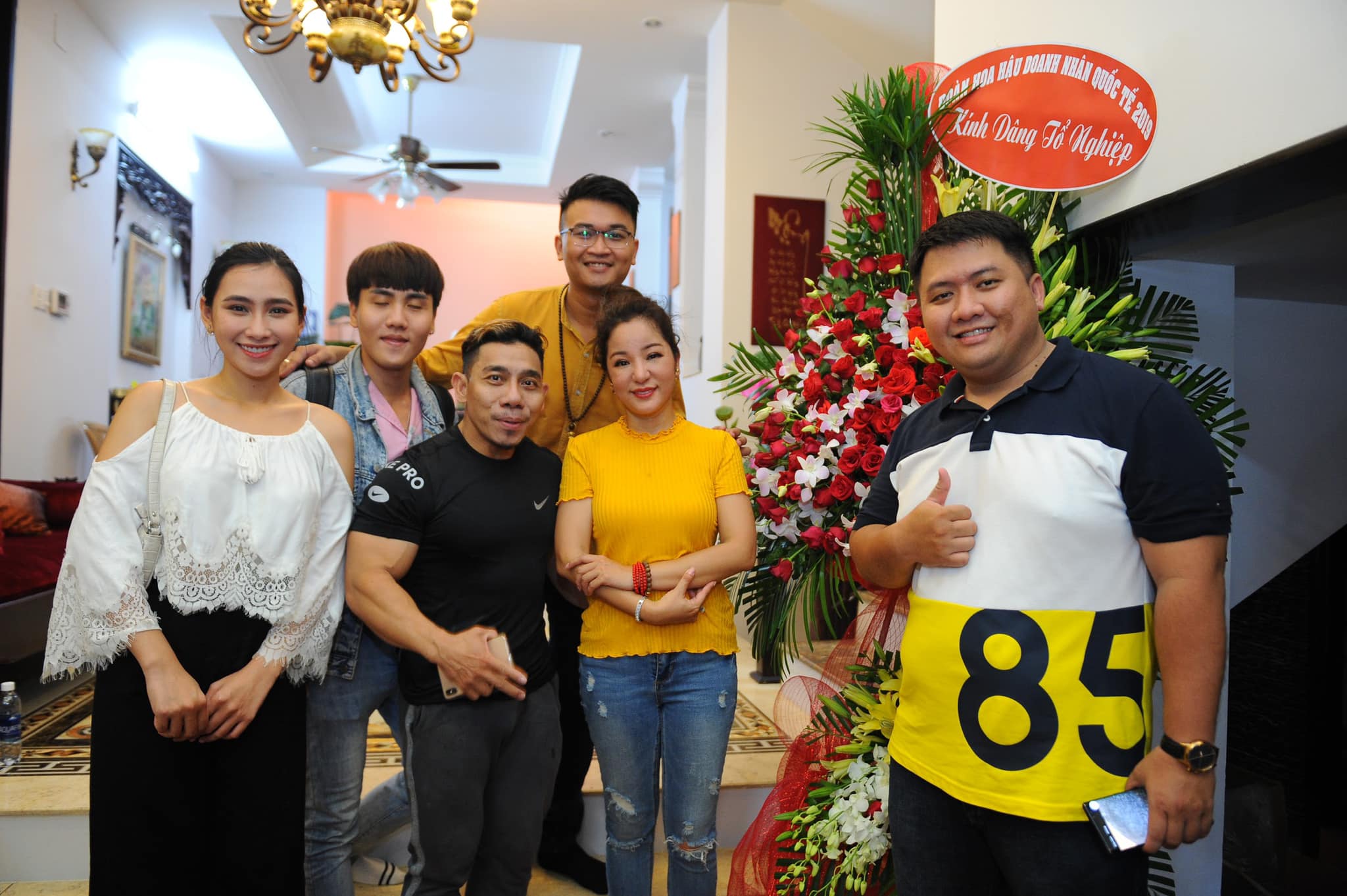 Lực sỹ Phạm Văn Mách
cùng bạn bè cũng có mặt