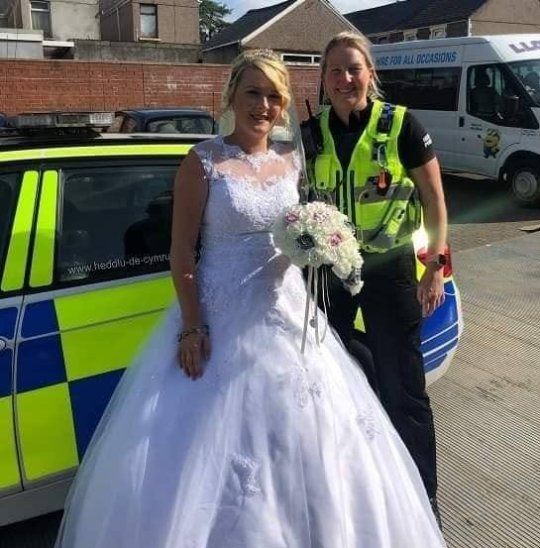 Cô dâu đến đám cưới trong xe cảnh sát khiến ai cũng hết hồn - 1