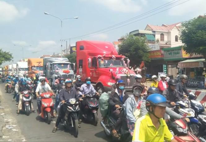 Loạt xe container được trang trí rực rỡ chạy trên đường gây "bão mạng"