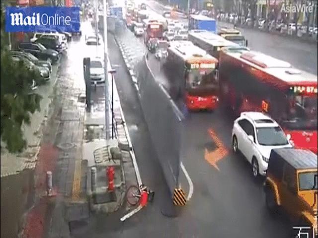 Phi thường - kỳ quặc - Rùng mình cảnh hàng rào sắt đổ trúng người đi đường