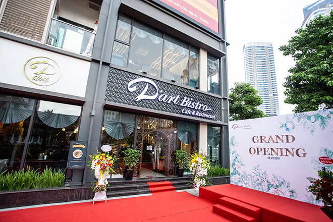Chiều ngày 8/9, D’art Bistro Cafe & Restaurant đã tưng bừng khai trương. Đây là “đứa con tinh thần thứ 2” của D’art sau khi D’art Coffee Vincom Center Nguyễn Chí Thanh ra đời vào năm 2016. Đến tham gia buổi lễ khai trương có rất nhiều các vị khách quý cũng như những khách hàng quen thuộc của D’art.