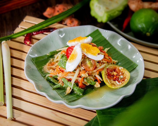 Gỏi đu đủ trứng muối: Món khai vị thanh tao nhẹ nhàng với nguyên vật liệu đặc trưng của địa phương. Vị chua của chanh, giòn dai của đu đủ sợi, một chút cay nhẹ của ớt điểm xuyết vị mằn mặn của trứng muối béo thơm