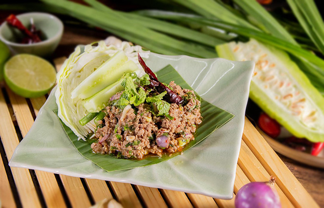 Gỏi bò bằm trộn thính (món Đông Bắc): Thịt bò mềm vừa chín tới được tẩm ướp gia vị vừa ăn bóp kèm với hành tây, tô điểm thêm vị thơm cay của lá húng lủi, ớt sừng và đặc biệt là thính gạo mịn màng thơm ngất ngây