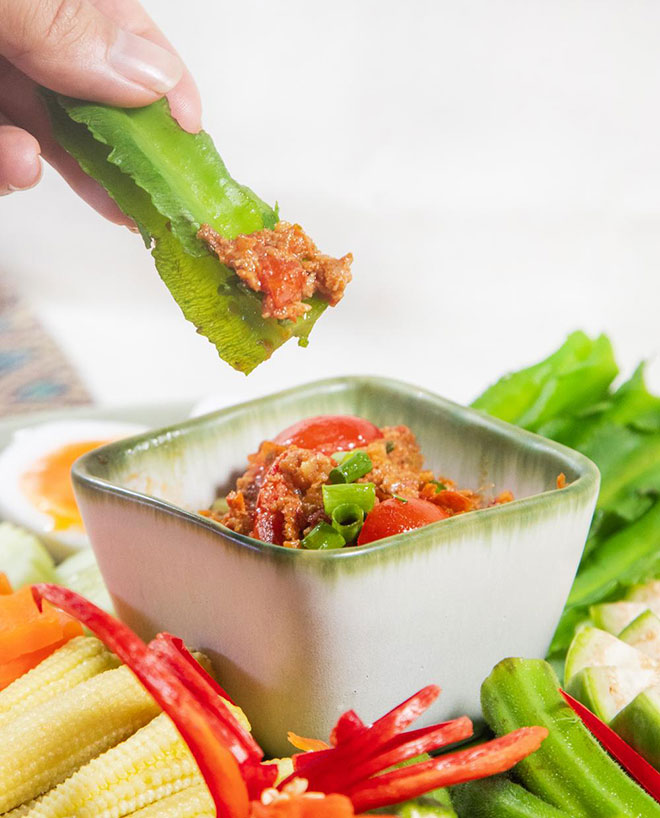 Nam Prik Oong (thịt xào cà chua kiểu miền bắc): Thịt xào cùng cà chua, húng quế, hành, ớt và nhiều loại gia vị đặc trưng tạo thành hỗn hợp sốt chấm cùng các loại rau củ như bắp non, đậu rồng, cà rốt, dưa leo,...