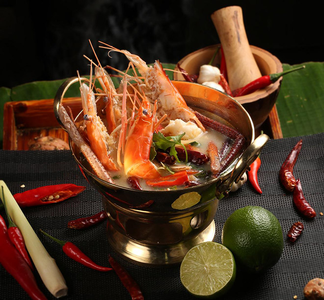 Súp Tom Yum Tôm Càng: Tôm càng tươi rói đắm mình trong nướp súp tom yum nóng hổi, béo ngậy với vị cốt dừa đặc trưng của món ăn Thái Lan. Tom Yum là món ngon vùng Trung Thổ, chua nhưng vẫn ngọt ngào, Cay nhưng vẫn nồng nàn, mặc dù chảy nước mắt nhưng vẫn muốn thưởng thức… Đó là cảm giác của những lần nếm thử món Tom Yum của vùng Trung Thổ Thái Lan.