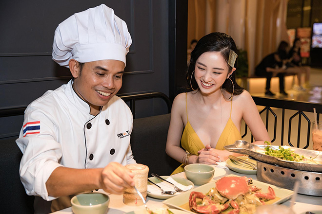 Bếp trưởng người Thái nhiệt tình giới thiệu từng món ăn cho Jun Vũ