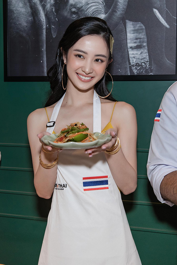 Jun Vũ chia sẻ dù đã ở Thái 8 năm, nhưng đây là lần đầu tiên cô tự tay làm món Som Tum (gỏi đu đủ xanh)