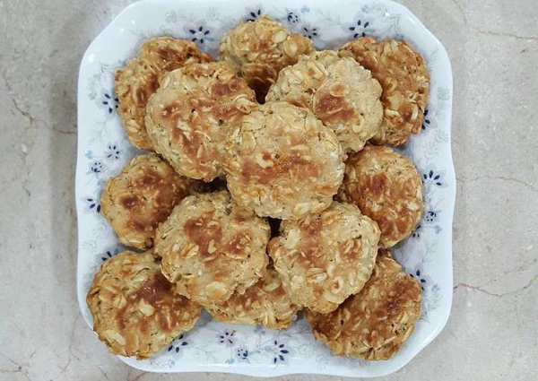 Bánh yến mạch và bơ đậu phộng