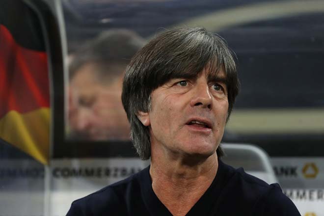 Joachim Low đứng&nbsp;trước sức ép dư luận sau trận thua Hà Lan