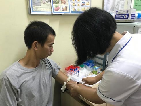 Bệnh nhân được lấy máu xét nghiệm nồng độ thủy ngân tại BV Đống Đa