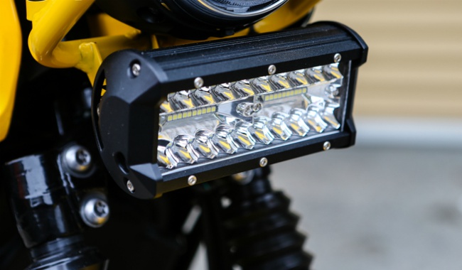 Thậm chí một số dân chơi xe còn chế thêm bộ đèn LED cao áp ở ngay dưới đèn pha để có thể chạy đường tối ở khu vực đa địa hình tốt hơn.