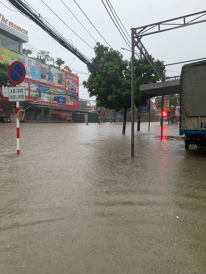 Tuyến phố Minh Cầu bị ngập sâu, trở thành sông. Theo anh Quang Lâm, tại tuyến phố này, có đoạn nước ngập tới gần 1,5m. Người dân lưu thông qua lại rất khó khăn. Ảnh: Quang Lâm