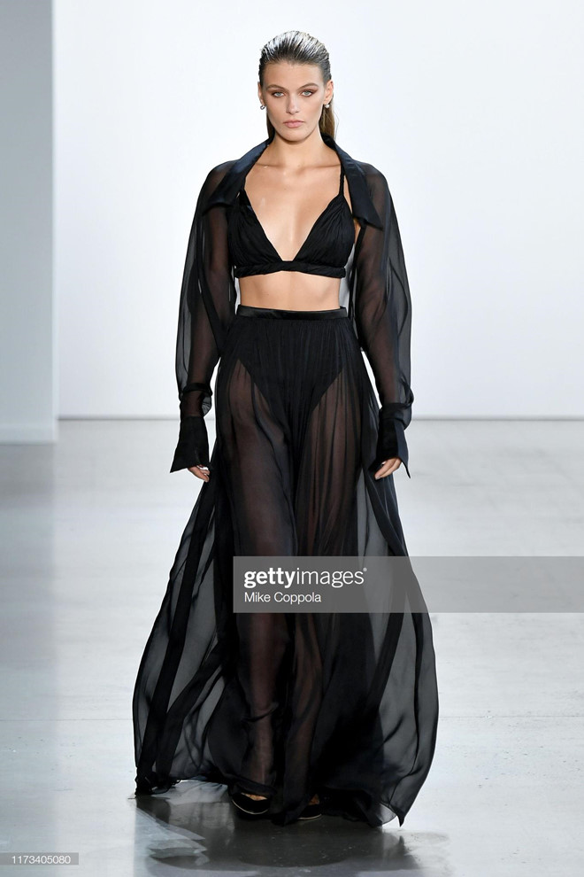 Siêu mẫu nội y Elsa Hosk làm vedette show Công Trí tại New York Fashion Week - 9