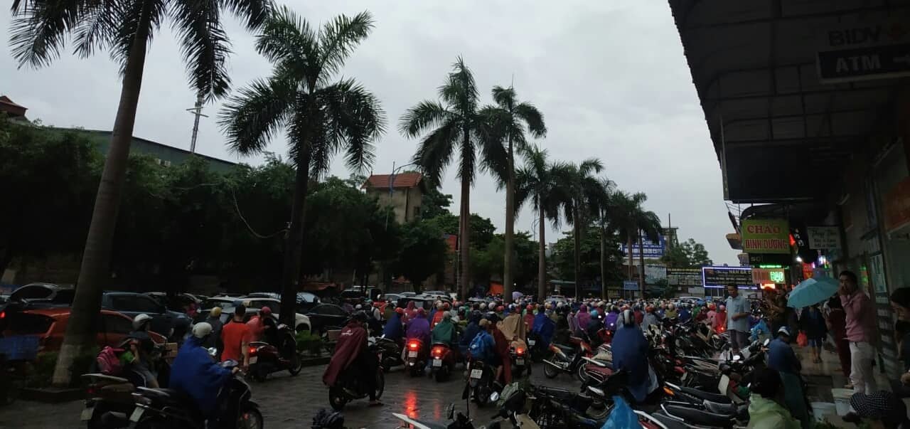 Các phương tiện phải leo lên vỉa hè, nhích từng chút một (Ảnh: CTV)