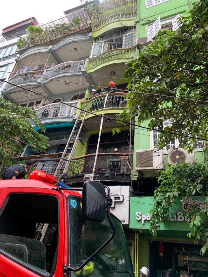 &nbsp;5 xe chữa cháy, cùng nhiều cảnh sát PCCC&nbsp;có mặt tại hiện trường dập lửa.