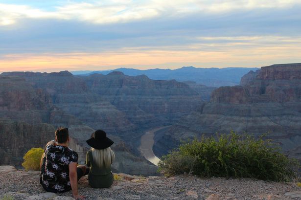 Không có gì có thể làm hỏng một bức tranh đẹp… trừ phi bạn chụp cùng người yêu cũ.
