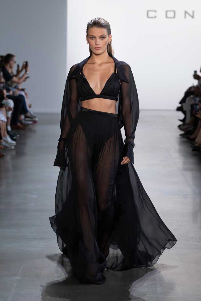 Trên nền
các chất liệu cao cấp như lụa tơ tằm, lụa taffeta, santin, organza
hay các chất liệu vải ánh kim, Công Trí thể hiện khả năng dựng
phom. Tại phần hai, anh tập trung khai thác gam màu đen trên
các dáng đầm xoè bồng bềnh hay jumpsuit xẻ vai cho night-wear.