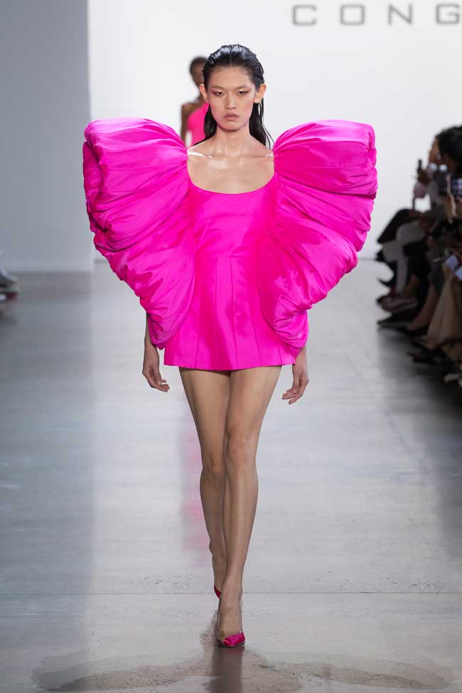 Người ta
không khỏi suy tư khi ngắm cách nhà thiết kế may ra những giọt
sương bằng lụa là vải gấm. Nhà thiết kế tìm thấy sự tương đồng
trong hai khoảnh khắc hạt sương rơi và biến nó thành nguồn cảm hứng
sáng tạo. 