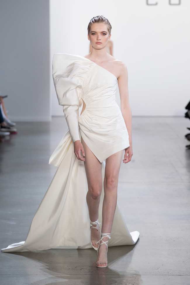 Anh cho
biết cảm hứng tạo nên bộ sưu tập đến từ những gì trong vắt, tinh
túy của tự nhiên.Cấu trúc xếp khối nơ to bản cùng cầu vai vươn cao,
đầm khối trụ là ba đặc trưng thiết kế từ bộ sưu tập Thu Đông 2019,
được mang trở lại như cách tạo dấu ấn riêng trên thị trường quốc
tế. Sự thành công của bộ sưu tập trước cũng được minh chứng qua
việc loạt những tên tuổi lớn chọn đầm Công Trí như Beyoncé, Rita
Ora, Sophie Turner hay Katherine McNamara.