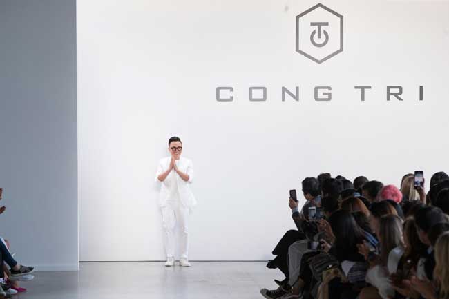 “Tôi dành sự tin tưởng tuyệt đối cho
ekip của mình”, Công Trí bày tỏ. Anh giản dị và biến mất sau thoáng
chốc xuất hiện ở cuối màn diễn.