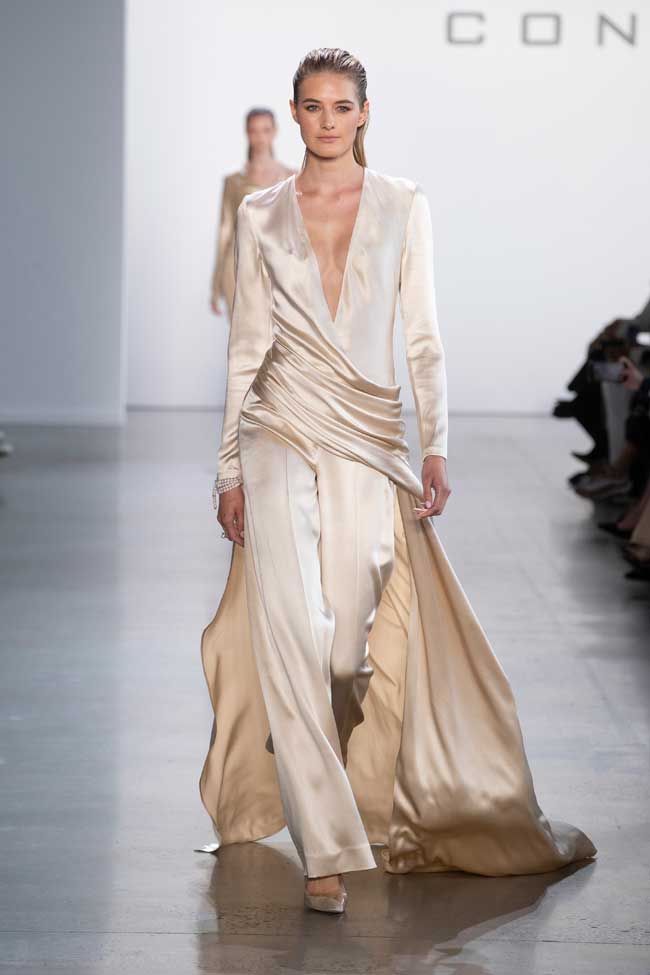 Nhưng
không thể bỏ qua những thiết kế vải lụa trơn mượt như suối.