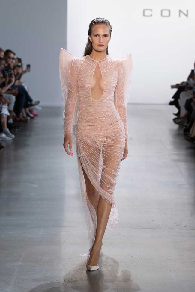 Xét về
mặt hoạ tiết, Công Trí dành hết tâm trí cho việc xử lí các chi tiết
thêu đính cầu kì, thay vì sử dụng nhiều các hoạ tiết in. Nhà thiết
kế nổi danh nhờ các sáng tạo 3D hiệu ứng thị giác một lần nữa phát
huy thế mạnh ấy. 