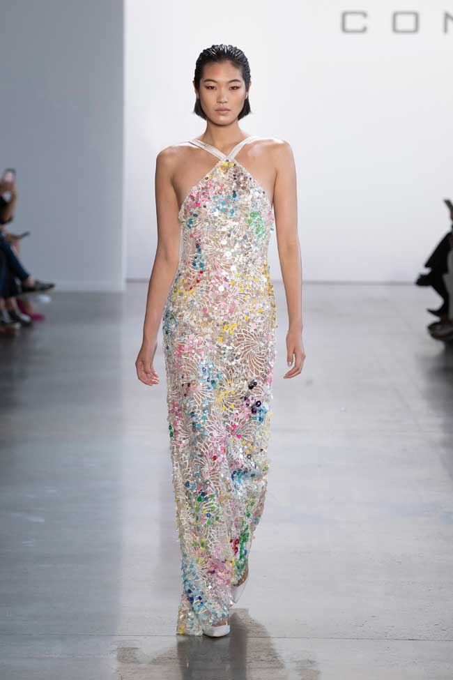 Kỹ thuật
thêu đính cầu kỳ được NTK đem vào bộ sưu tập khiến giới mộ điệu
phải trầm trồ.