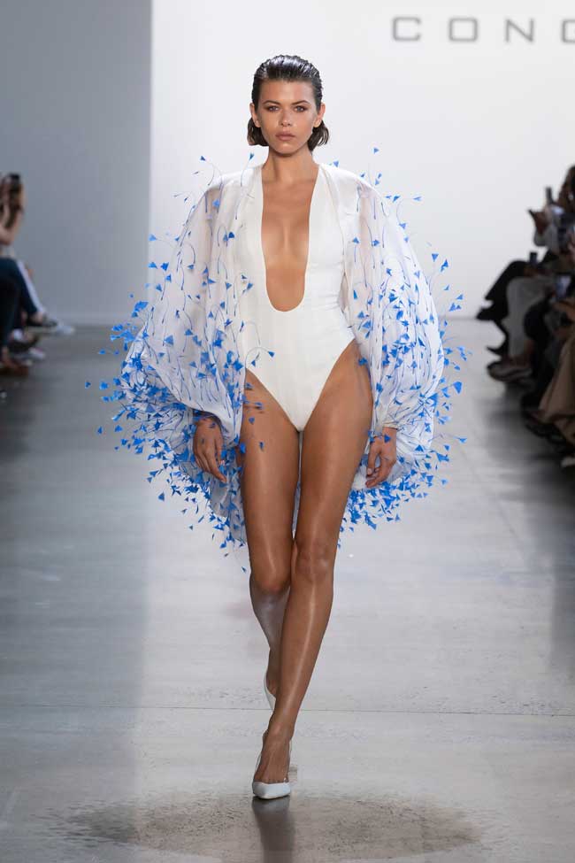 Phần cuối
cùng là thế mạnh của Công Trí, với các thiết kế dành riêng cho thảm
đỏ. Anh khéo léo kết hợp nhiều chi tiết lạ mắt trong việc thêu đính
nhằm tạo nên một cá tính riêng, một nỗi ám ảnh riêng về vẻ đẹp lộng
lẫy của các quý cô trong từng giây phút của cuộc sống. 