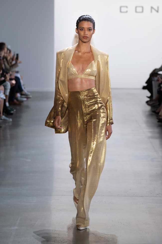 Anh khai
thác phom dáng hoặc mềm rũ, hoặc phồng có volume lớn gợi liên tưởng
đến hình dáng bồng bềnh của giọt sương.