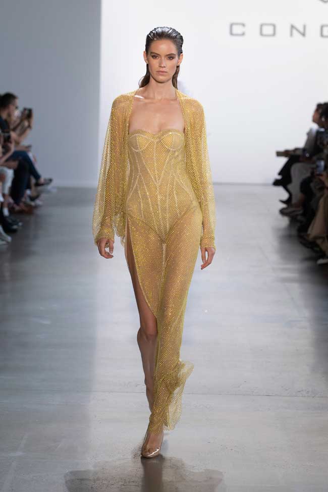 CONG TRI
Xuân Hè 2020 gồm 60 mẫu thiết kế được trình diễn theo 4 tuyến định
sẵn, mô tả lại khoảnh khắc từ lúc giọt sương rơi xuống cho đến khi
vỡ tan trong không gian. 