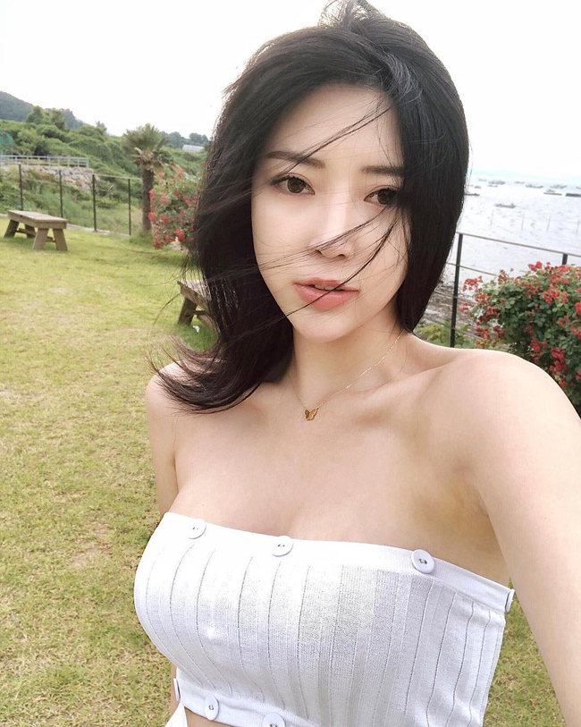Với gương mặt xinh V-line, Choi Somi sở hữu thân hình nóng bỏng nên được cư dân mạng đặt biệt danh này.