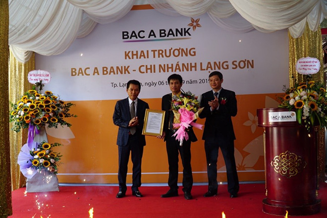 Ông Đặng Trung Dũng, Phó TGĐ thường trực và ông Nguyễn Việt Hanh Phó TGĐ trao quyết định thành lập cho Giám đốc CN Lạng Sơn