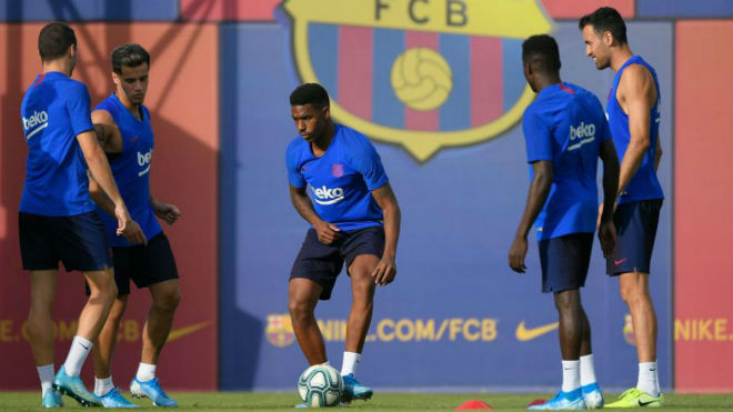 Tân binh Junior Firpo đã hồi phục chấn thương nhưng Messi và Suarez vẫn trở thể tập luyện cùng Barca